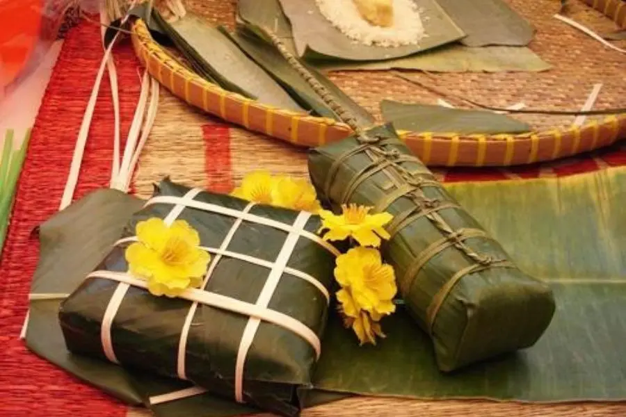 Bánh chưng và bánh tét ngày Tết.