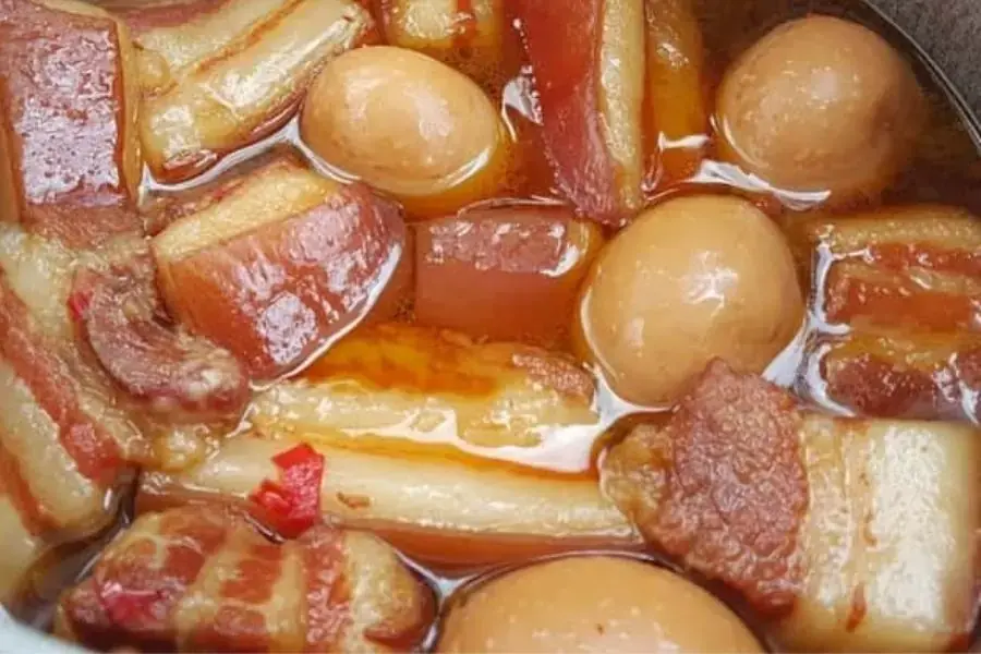 Thịt kho tàu màu đẹp, vị ngon đậm đà.