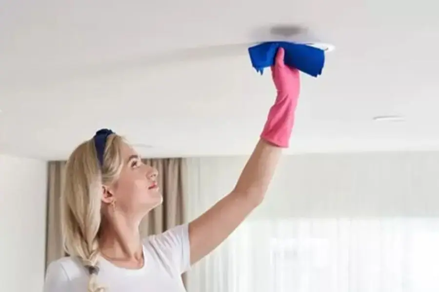 Vệ sinh trần nhà cấp 4 sau khi ốp xong