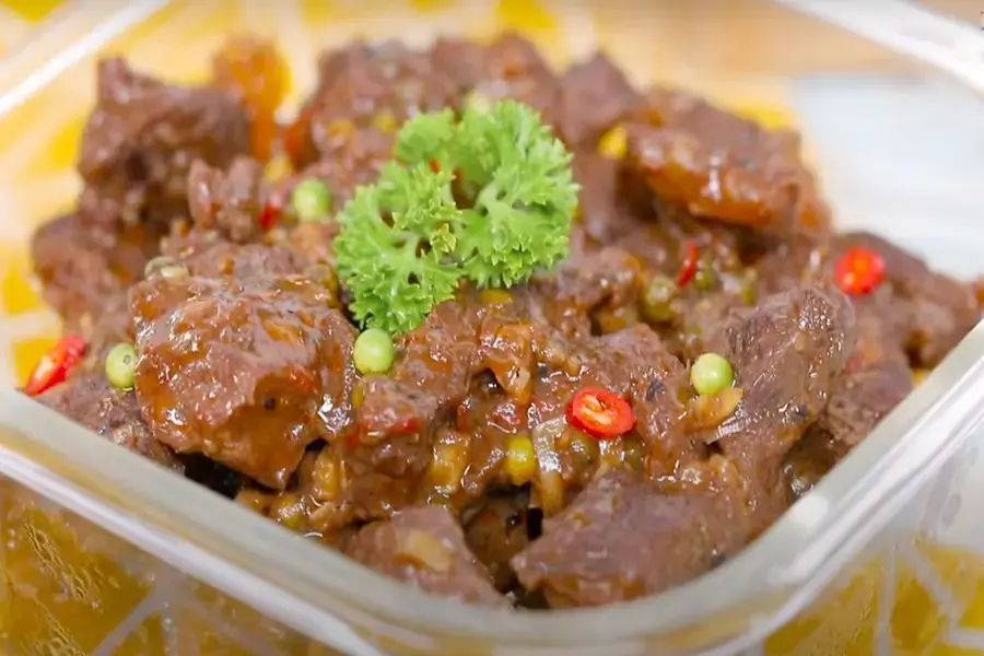 Vị cay nồng của tiêu xanh giúp dẻ sườn bò ngon hơn
