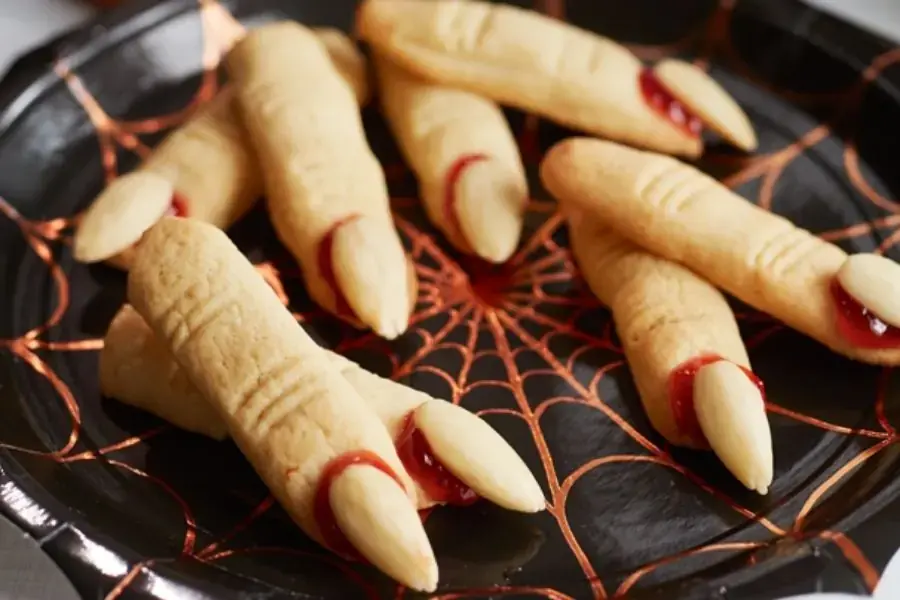 Bánh halloween với hình dáng móng tay kinh dị.