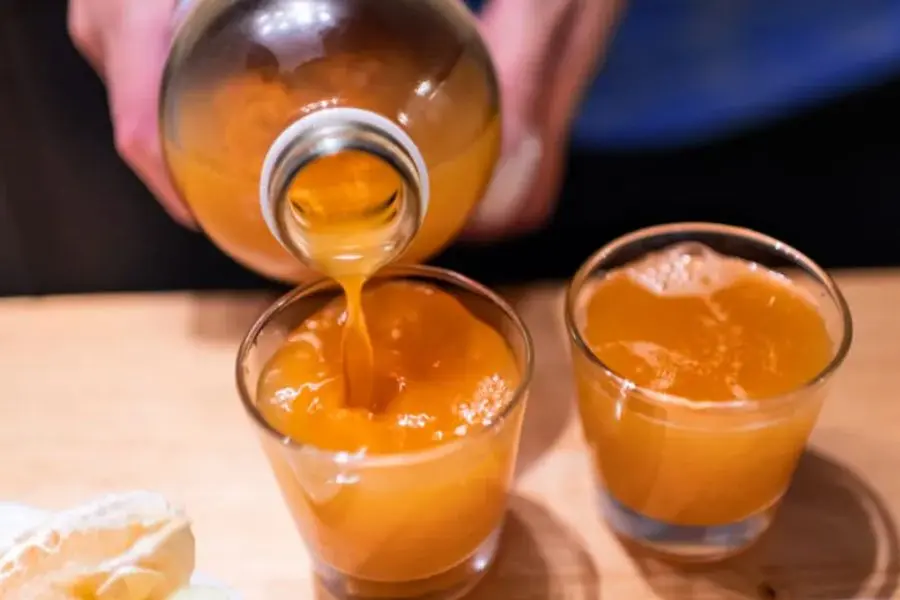 Uống Kombucha mang đến nguồn năng lượng và tinh thần tích cực suốt cả ngày dài.