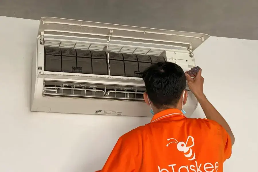 Lưới lọc của máy lạnh bám đầy bụi bẩn gây ra lỗi cho máy lạnh.