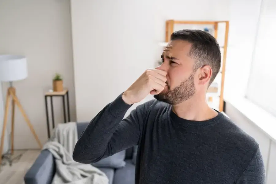 May lạnh có mùi hôi do lâu ngày không được vệ sinh
