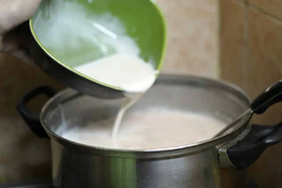 Đổ hỗn hợp nước cốt dừa vào nồi chè