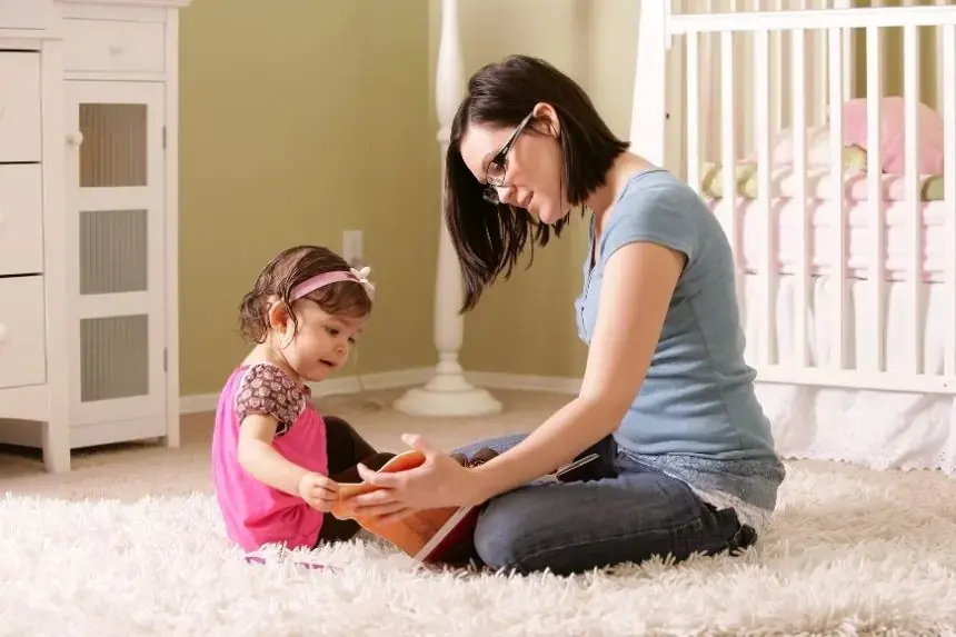 Thân thiện để người giúp việc làm quen và chơi với bé dễ dàng hơn