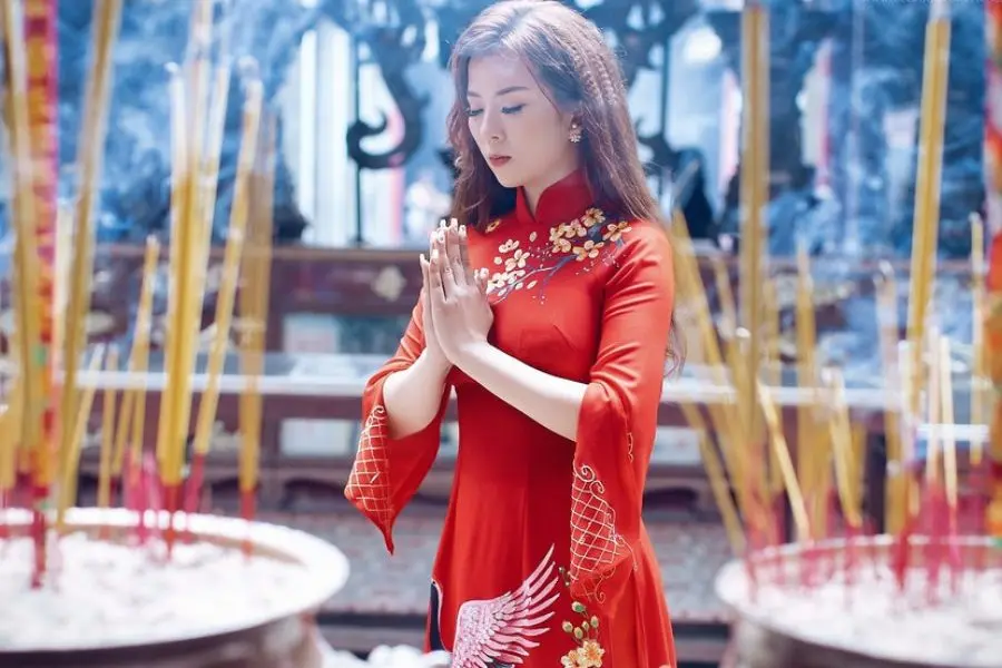 Thay vì hái lộc thì nhiều người chọn cách xin hương lộc để cầu may mắn và thuận lợi.