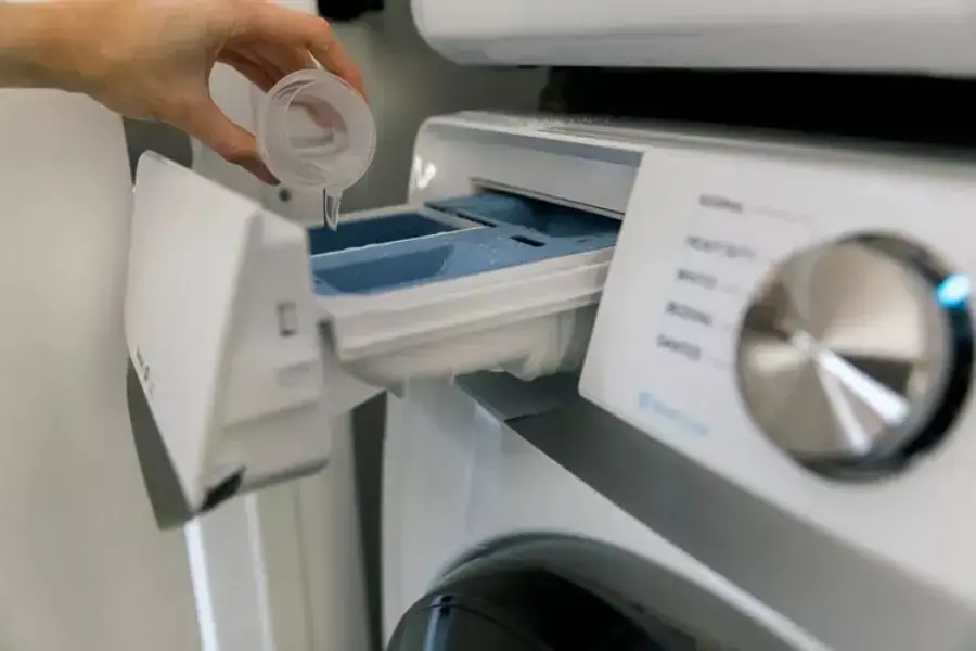 Đổ xà phòng hoặc các chất tẩy rửa vào máy