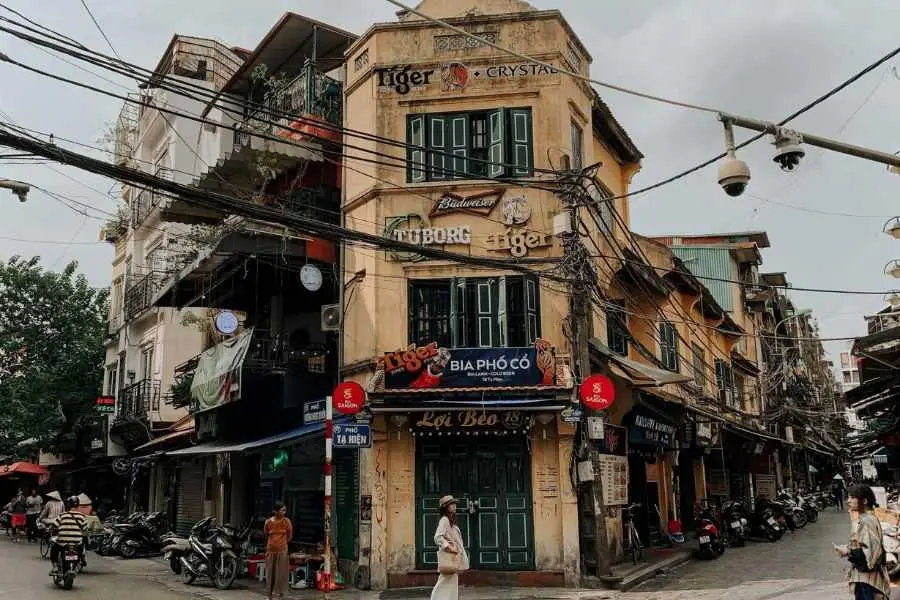 Phố cổ Hà Nội với không gian sầm uất.
