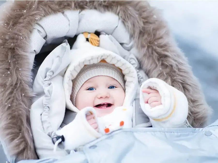 Cho trẻ mặc đủ ấm, không quá nóng hay quá lạnh (Hình ảnh: Mamanbebe)
