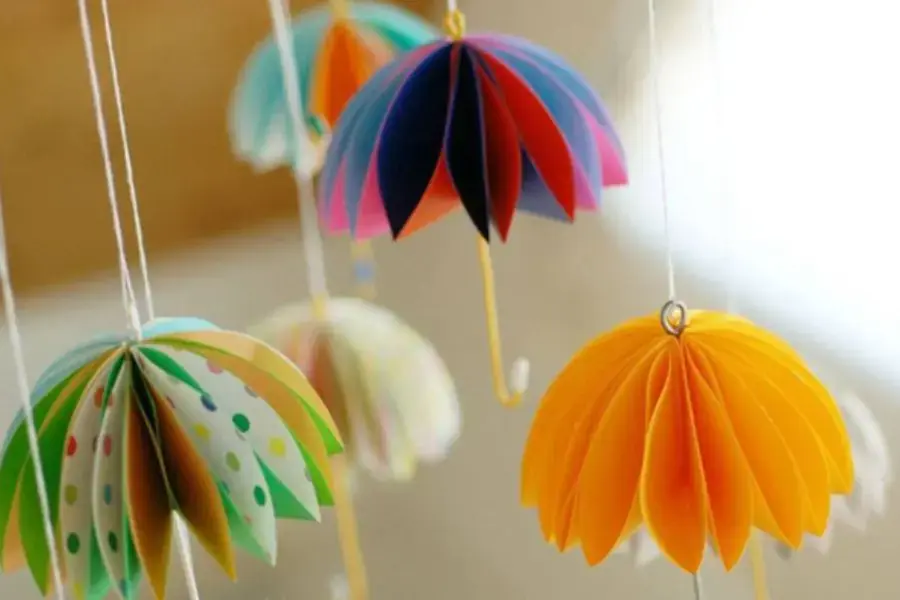 Bạn có thể gấp giấy thành hình ngôi sao để làm chuông gió