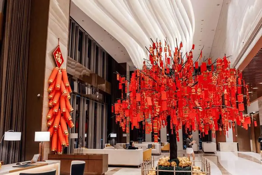 Cây Tết lì xì với màu đỏ nổi bật cả một khung hình được trang trí rất chuyên nghiệp.