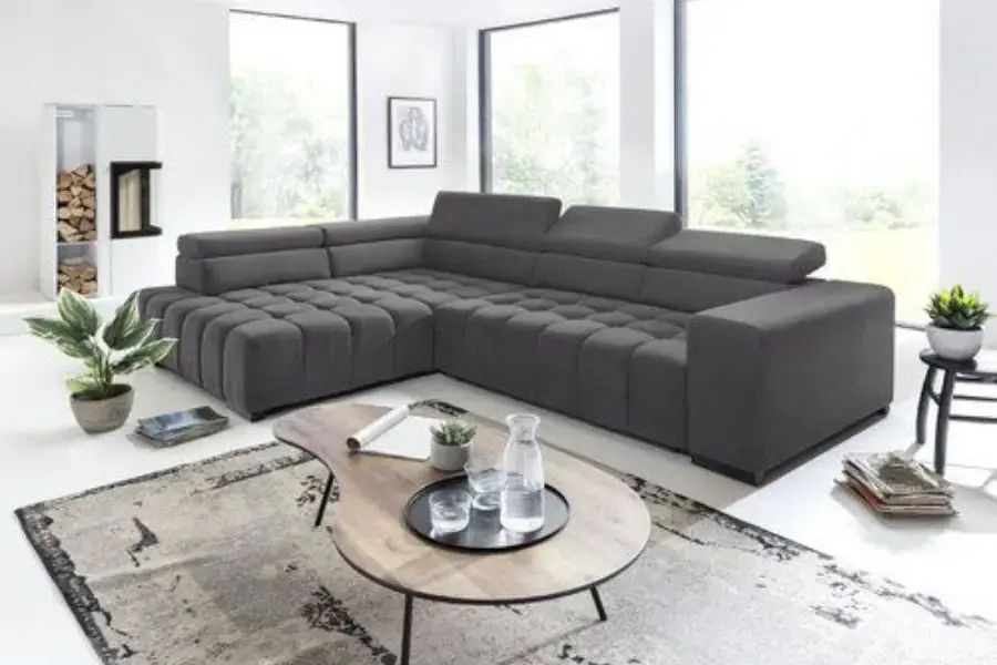 Bố trí sofa gần cửa sổ giúp lấy ánh sáng tự nhiên