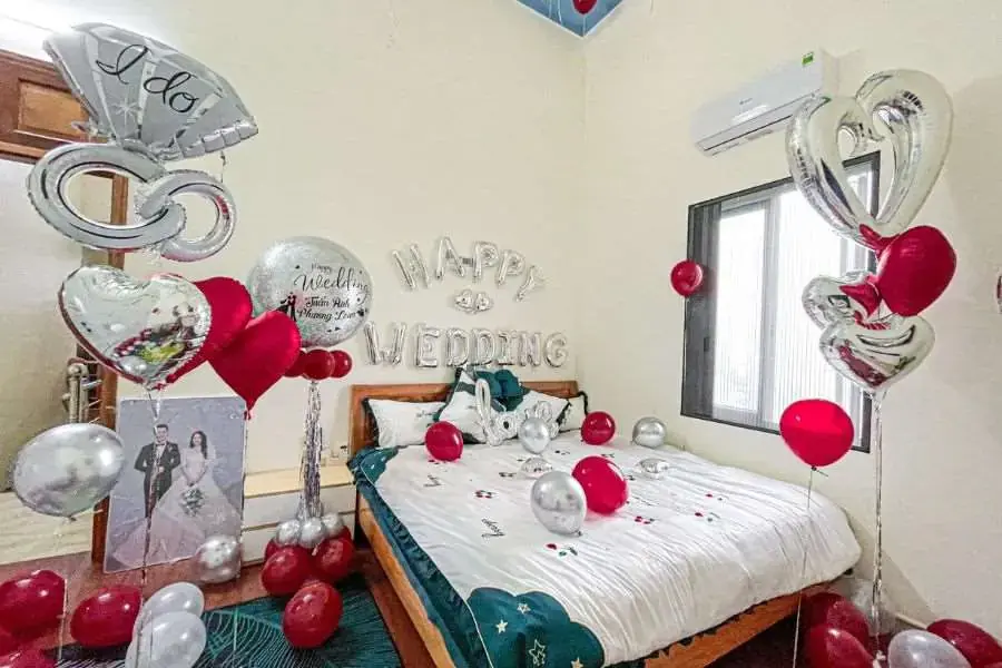Mẫu trang trí phòng tân hôn với bóng bay đơn giản, đẹp