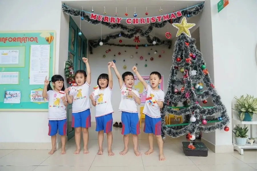 Trẻ con hồn nhiên trước những trang trí Noel độc đáo và đẹp mắt.