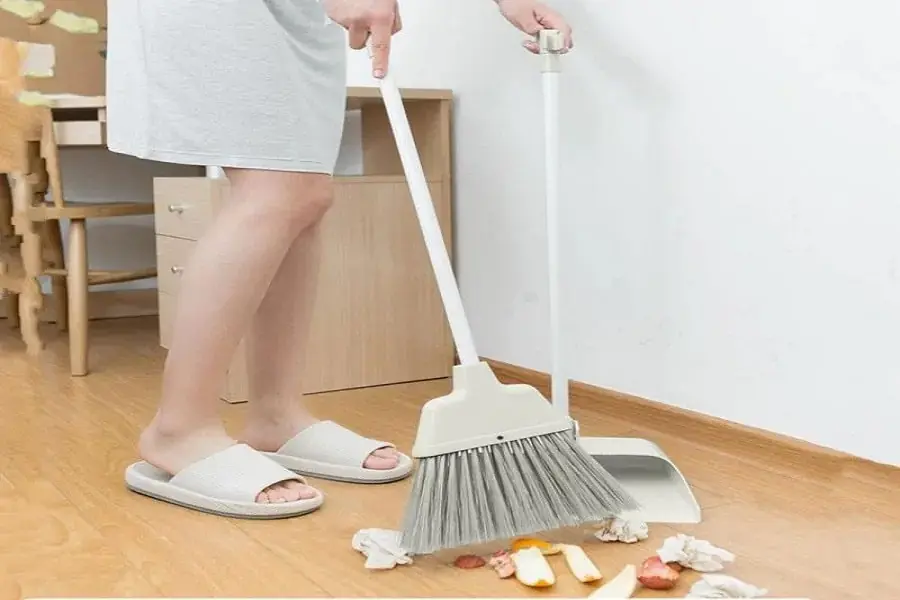 Cách quét nhà đúng để nhà luôn sạch (nguồn: shopee.vn)