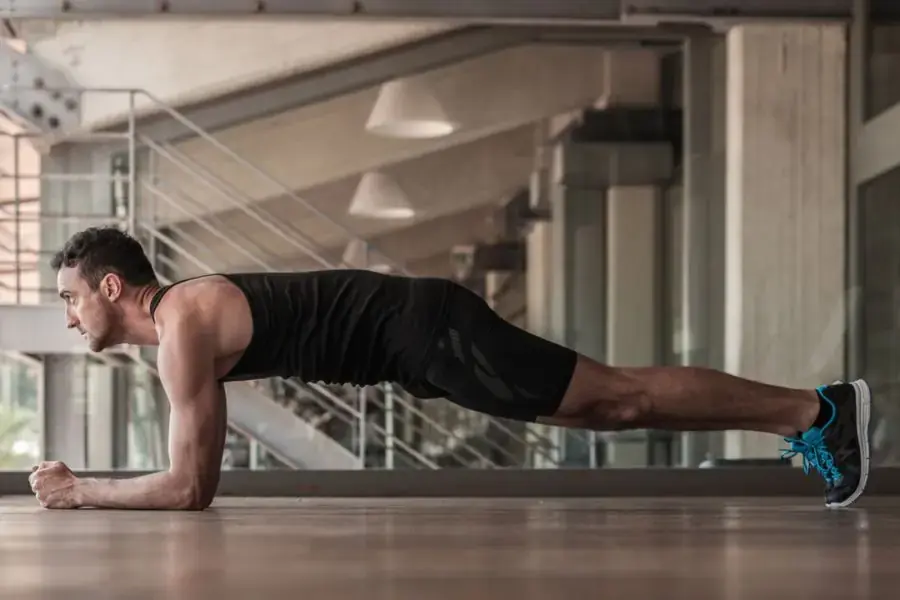 Bạn có thể tăng dần thời gian plank khi đã quen với cường độ tập luyện.