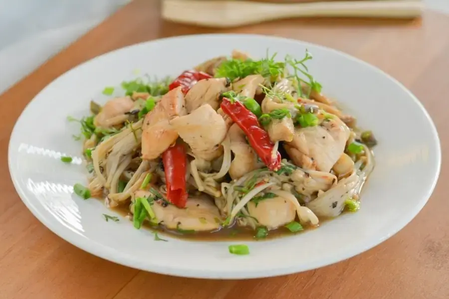 Món thịt gà xào nấm thơm ngon, đậm đà