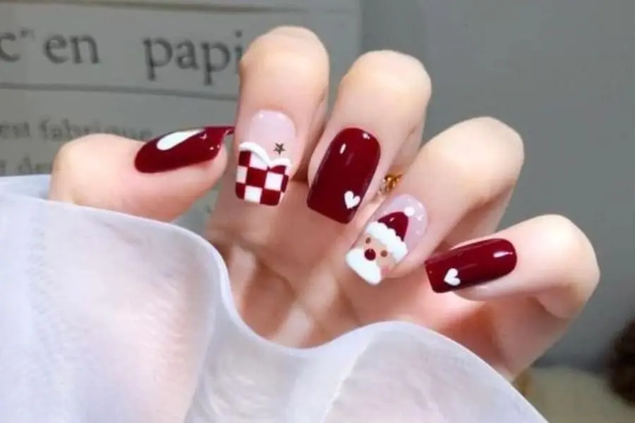 Mẫu nail Giáng Sinh nổi bật với tone đỏ - trắng.