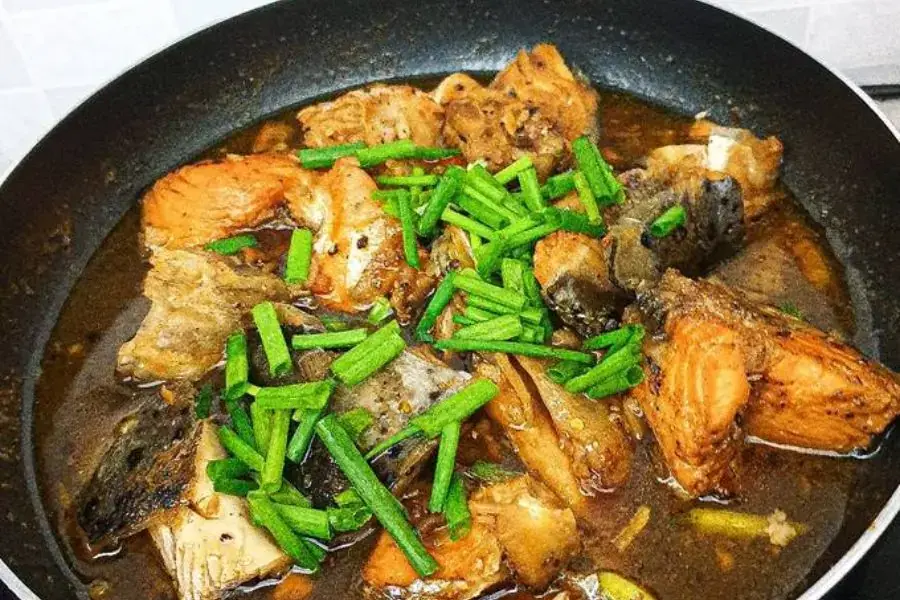 Chiêu đãi cả nhà món đầu cá hồi kho tiêu đậm vị quê hương