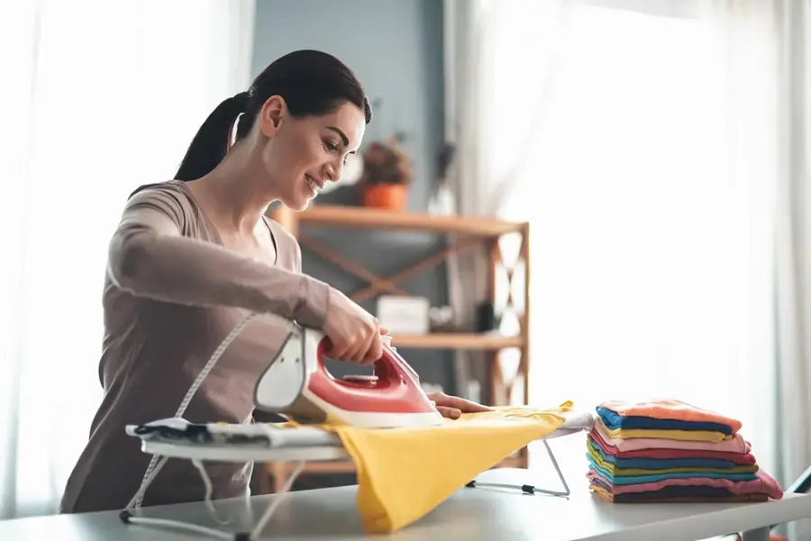 Phân loại quần áo theo từng loại chất liệu trước khi ủi để tiết kiệm điện bạn nhé (Nguồn: Shutterstock)