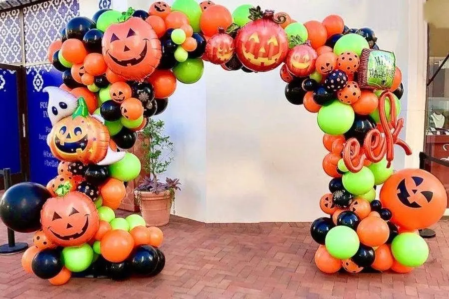 Sử dụng bong bóng là một cách trang trí Halloween cho văn phòng độc đáo.