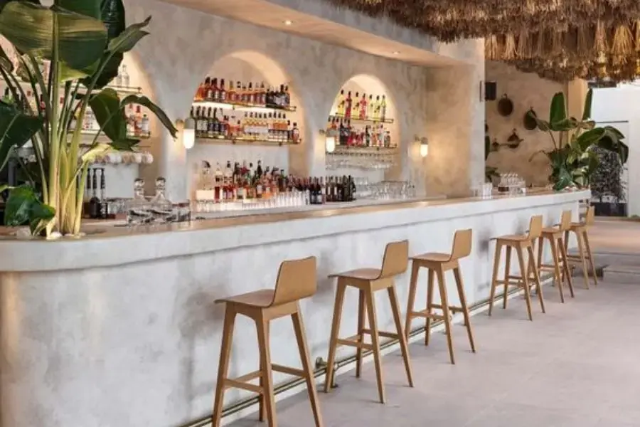 Quầy bar nhà hàng với tone màu sáng toát lên vẻ hiện đại