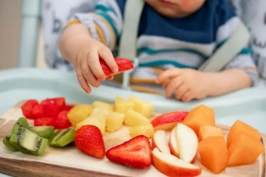 Bé ăn thô với trái cây mềm mịn và ngọt thanh, bắt mắt