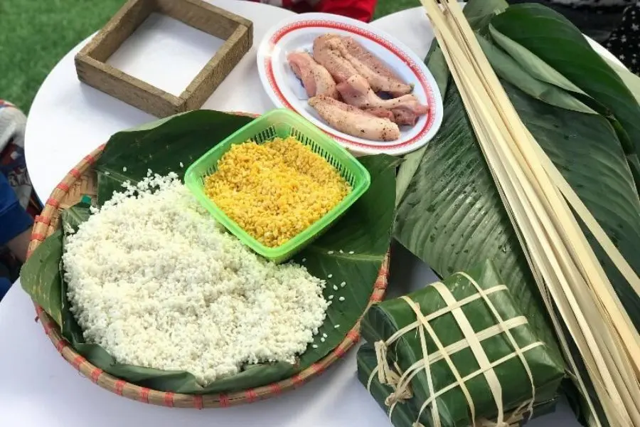 Gói bánh chưng Tết là hoạt động mang tính cộng đồng, giúp gắn kết gia đình với nhau.