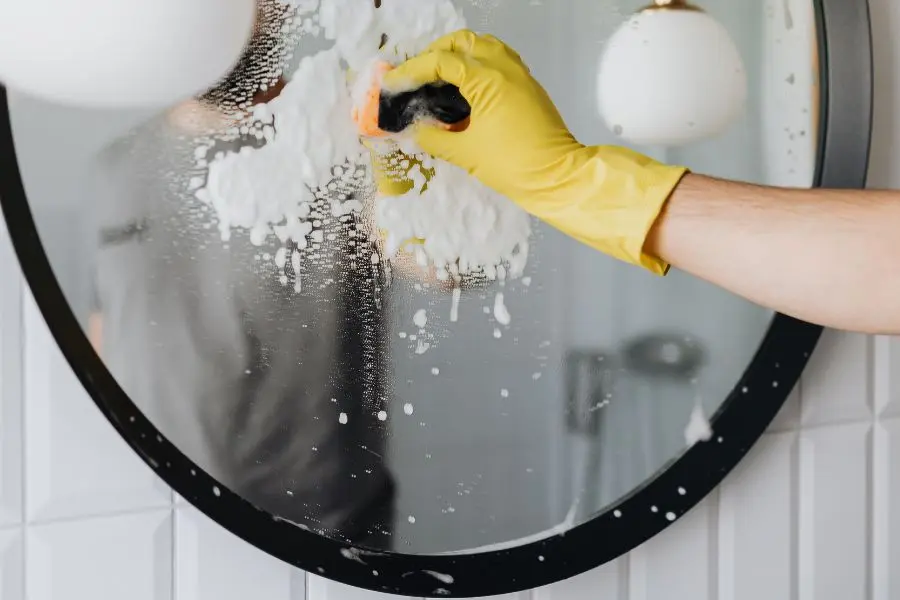 Vệ sinh gương bằng nước xà phòng