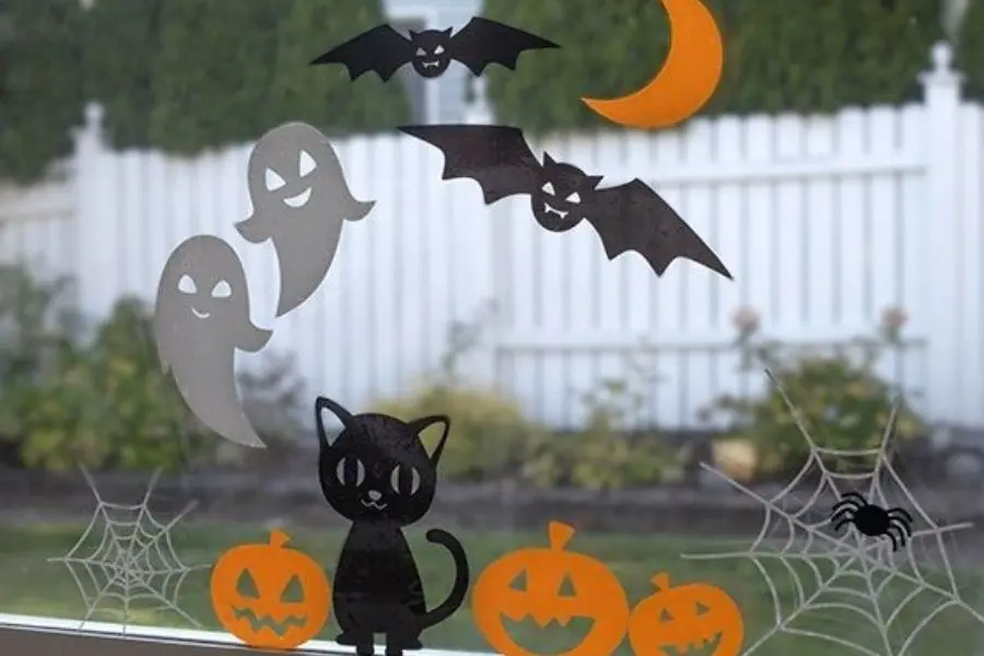 Trang trí Halloween mầm non ấn tượng bằng giấy decal.
