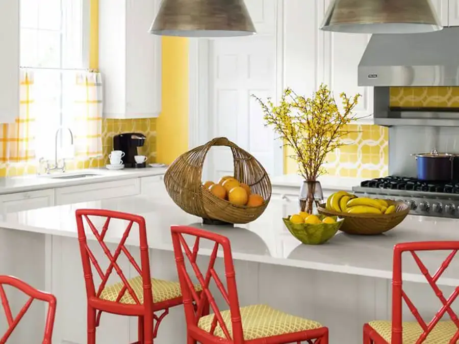 Đặt giỏ trái cây, bình hoa trên đảo bếp để trang trí nhà ngày Tết.