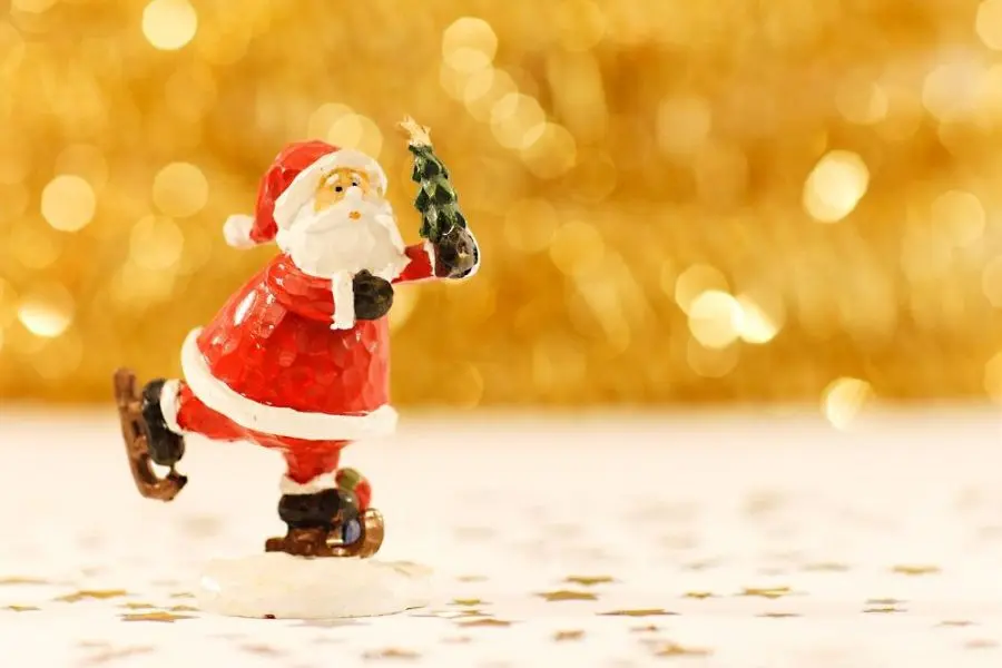 Bức tượng hình ông già noel đang tung tăng đón Giáng Sinh.