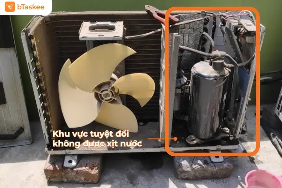Khu vực tuyệt đối không được xịt nước khi vệ sinh cục nóng máy lạnh. 