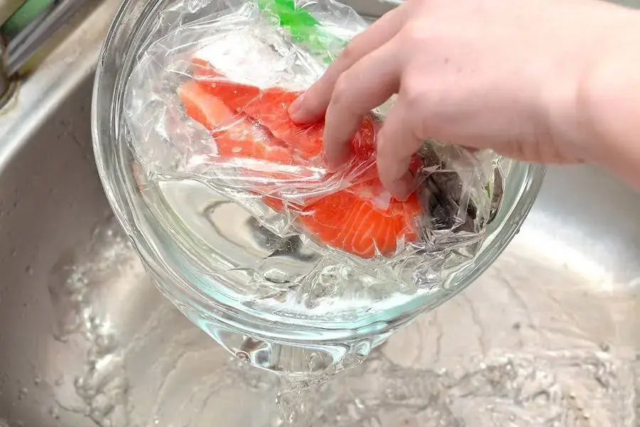 Rã đông cá hồi đúng cách và nhanh chóng với dung dịch nước muối