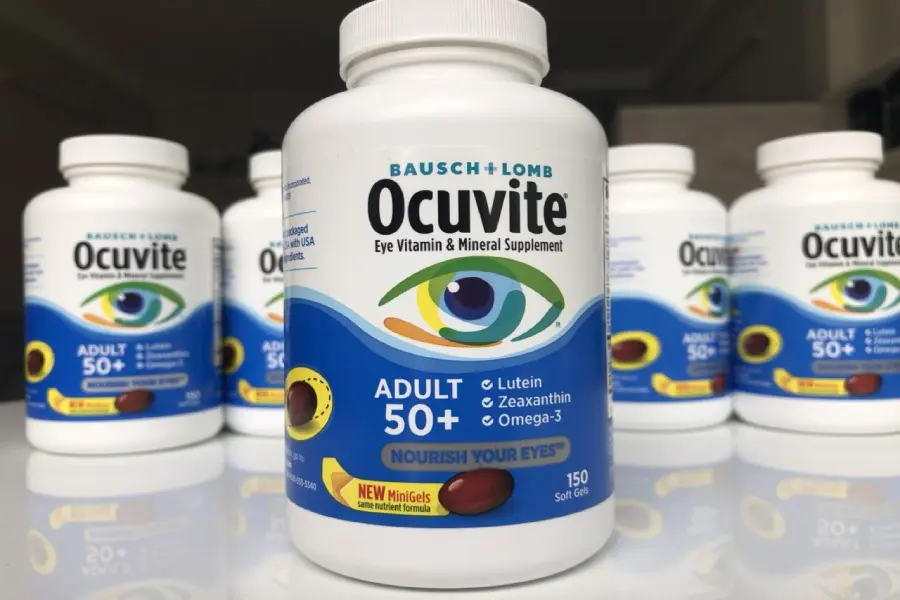 Các lọ thuốc trắng, viền xanh ở dưới Bausch + Lomb Ocuvite 50+
