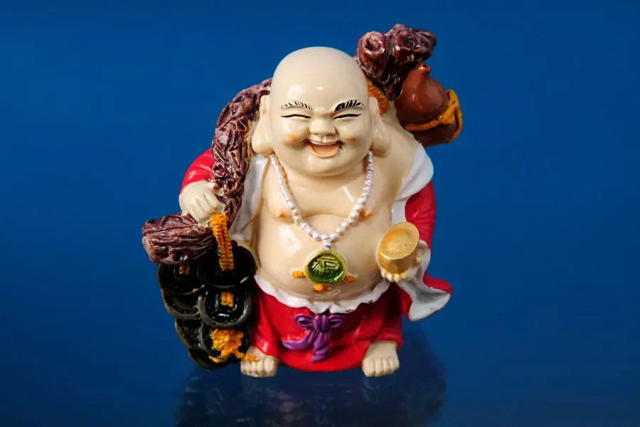 Đặt các vật phẩm phong thủy.