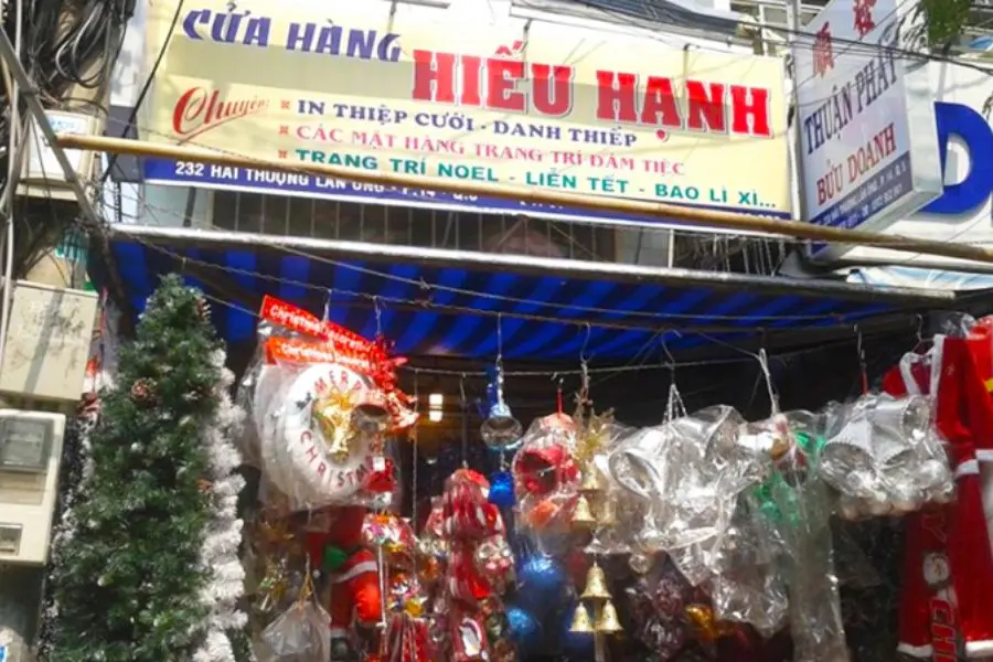 Cửa hàng Hiếu Hạnh là shop chuyên cung cấp các vật phẩm nhỏ xinh dành cho việc trang trí trong mùa Noel giá rẻ.