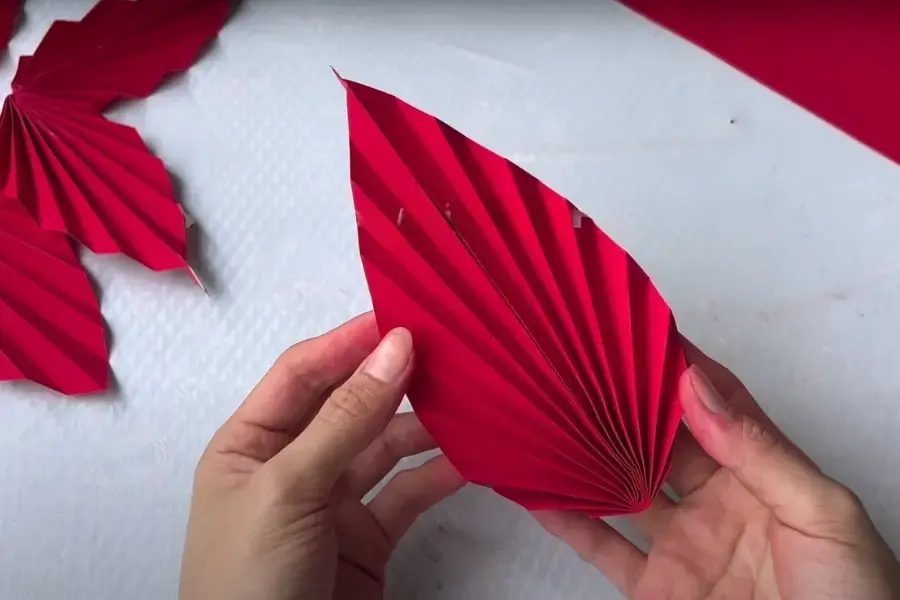 Có thể ghép hai chiếc lá tạo thành hình cánh bướm.