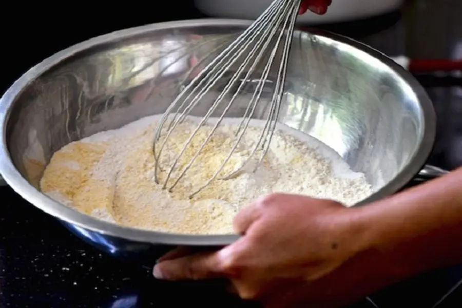 Cách trộn bột làm bánh bò