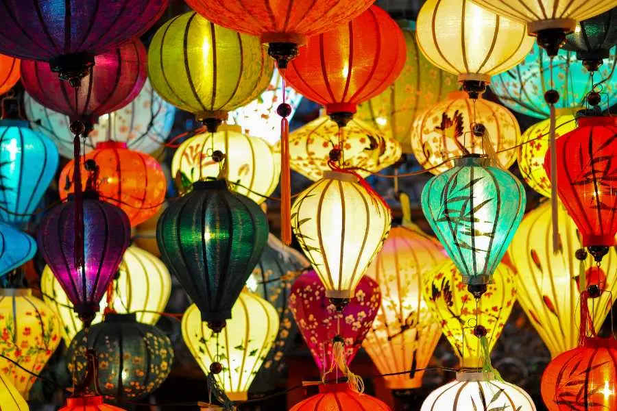 Nan tre và giấy kiếng màu được sử dụng để tạo nên nhiều loại đèn.