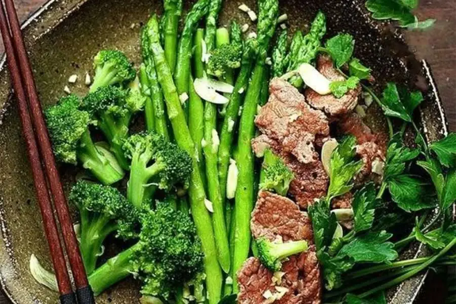 Măng tây và thịt bò là bộ đôi hoàn hảo cho món xào thơm ngon, bổ dưỡng