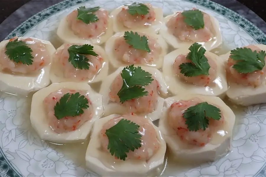 Một trong các món ngon cho bé 2 tuổi biếng ăn là đậu hũ nhồi tôm.