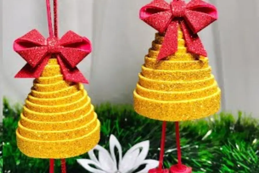 Những chiếc chuông Noel giấy được rắt đầy kim tuyến.