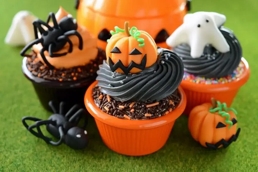Bánh cupcake vui Halloween dáng bí ngô.