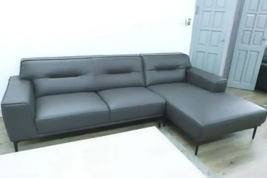 Bề mặt sofa góc chất liệu da không thấm nước giúp bạn dễ dàng lau chùi