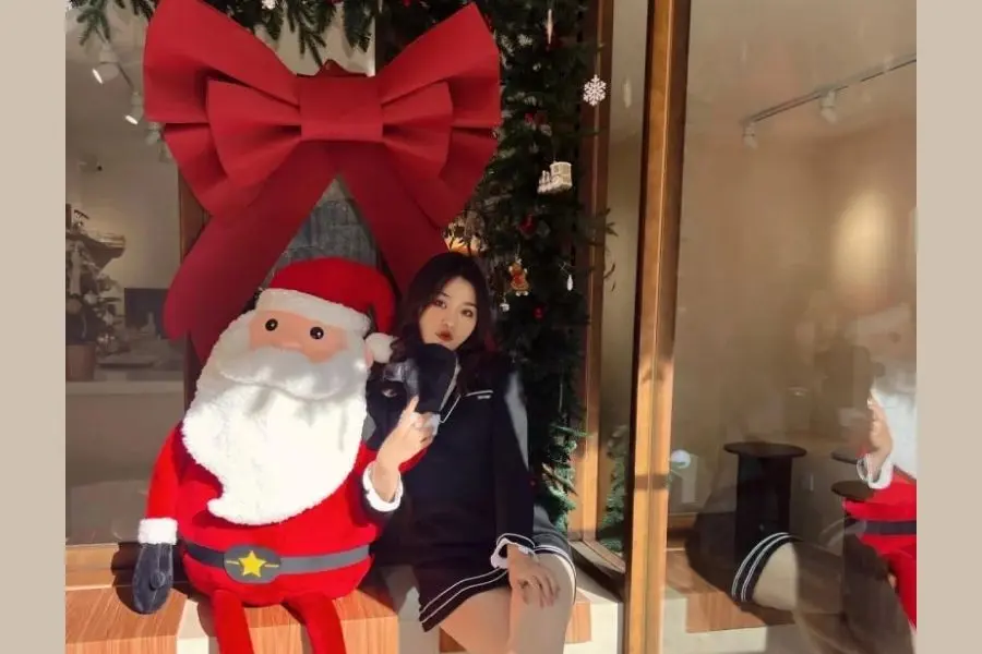 Chụp ảnh với mô hình ông già Noel.