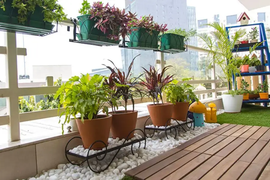 Trải sỏi cho ban công tạo cảm giác tự nhiên và chống trơn trượt
