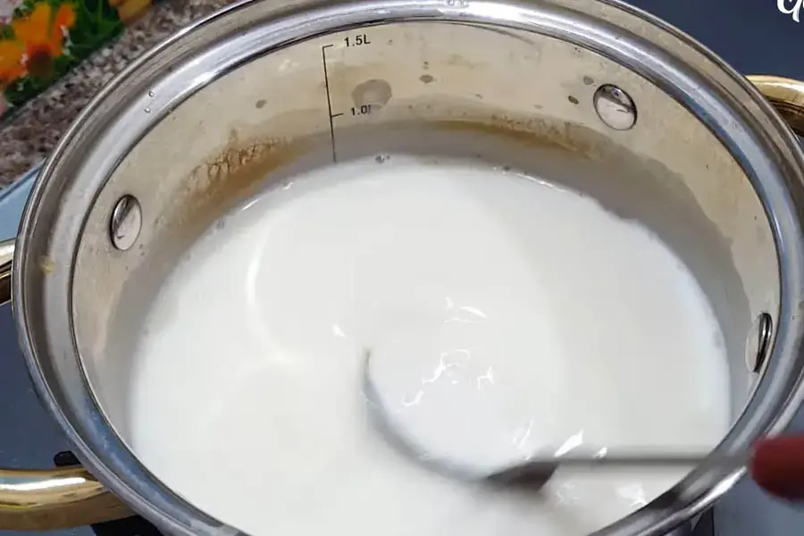 Nấu nước cốt dừa để ăn với chè xoài