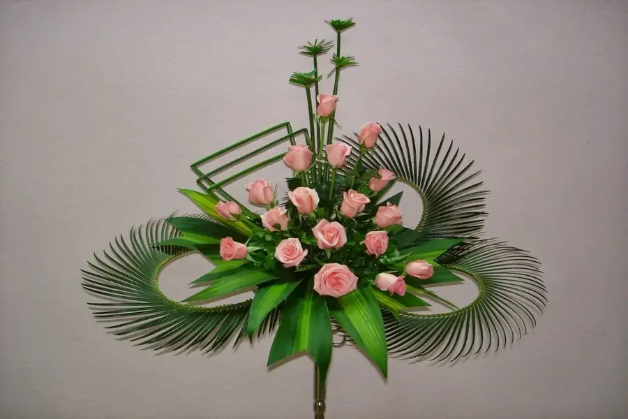 Cách cắm hoa hồng hình tam giác